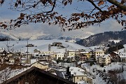 64 Vista ravvicinata su Valpiana dall'inizio del sentiero di salita al Monte Castello